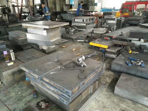水泥路沿石鋼模具圖片_路平石鋼模具_北京模具鋼高價回收