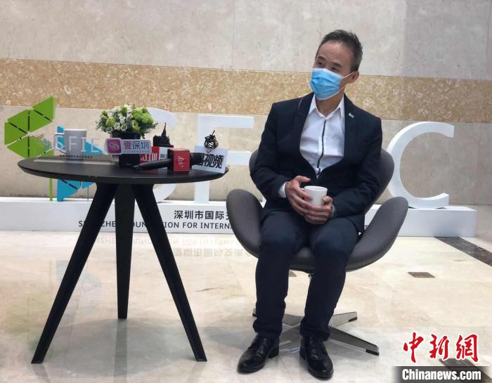 圖為王石接受采訪。　朱族英 攝