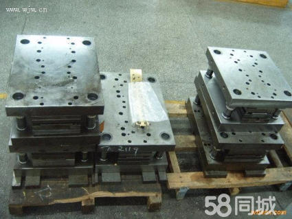 水泥路沿石鋼模具圖片_昆明模具鋼回收公司_水泥路沿石鋼模具