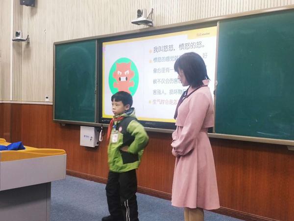 遵義市文化小學二年級的學生正在表演自己生氣時的表情