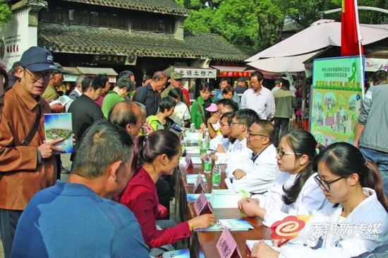 昨天，市精衛中心10余位精神心理專家來到惠山古鎮，開展“義診宣傳活動”，免費為市民提供心理咨詢、測查、評估與指導，并向市民贈送精神衛生健康科普書籍。