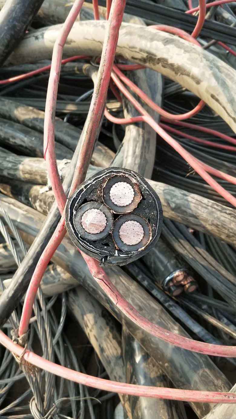 帶皮舊鋁線多少錢一斤/500廢電纜1米賣多少錢當地-