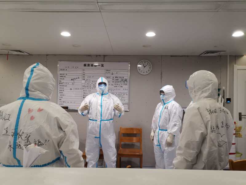 鄭一雄在病房里，給護士做放松訓練。