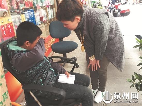 在心理老師的開導下，“八哥”流下了眼淚。