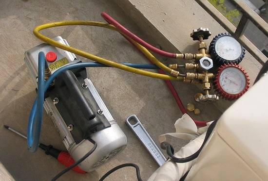 西安電子城伊萊克斯空調空調移機拆裝