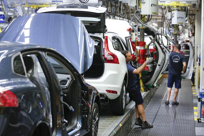 圖為5月24日，在比利時根特的沃爾沃汽車工廠，工人在裝配車間作業。（新華社）